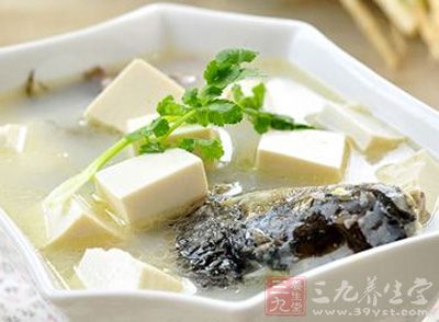 坐鍋倒油,開大火,油冒煙時將魚順鍋邊輕輕滑入 坐鍋倒油,開大火,油冒煙時將魚順鍋邊輕輕滑入