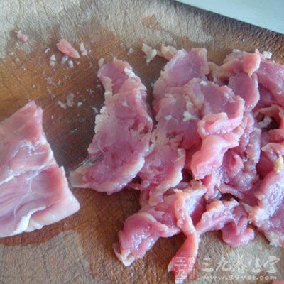肉切片，把肥點的肉切出來單獨放，可以煎油，辣椒切成稜形塊，蒜切片