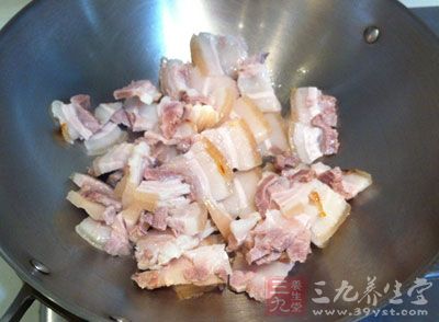 鍋裡放油，燒熱，再把五花肉放在鍋裡翻炒，之後放入生姜、蒜末