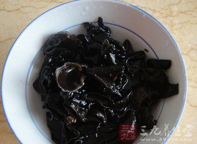 黑木耳充分泡發，洗淨
