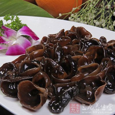 木耳能幫助消化系統將無法消化的異物溶解，能有效預防缺鐵性貧血、血栓、動脈硬化和冠心病