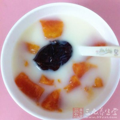 再開到低速檔攪拌1分鐘左右,待果汁顏色均勻無明顯果粒即可 再開到低速檔攪拌1分鐘左右,待果汁顏色均勻無明顯果粒即可