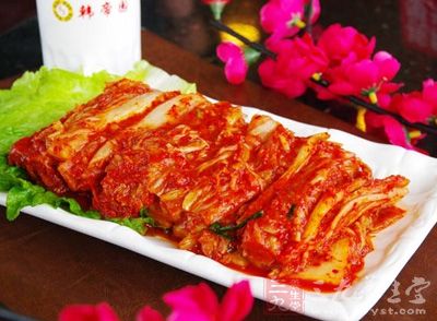 將白菜葉子撕去一兩層,根部切掉髒的外層,清洗干淨 將白菜葉子撕去一兩層,根部切掉髒的外層,清洗干淨