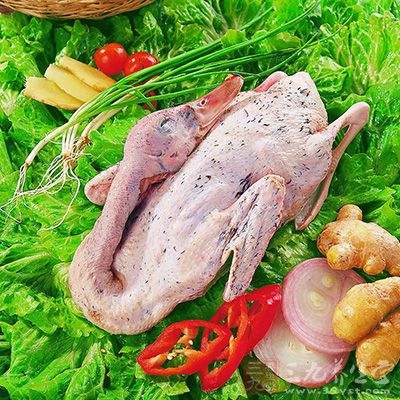 老鴨宰殺處理干淨,開水汆燙裝盆,加入蔥姜、鹽、料酒少量 老鴨宰殺處理干淨,開水汆燙裝盆,加入蔥姜、鹽、料酒少量