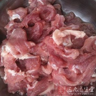 步驟：1、將瘦肉洗淨，在沸水中過一遍之後，切成薄塊