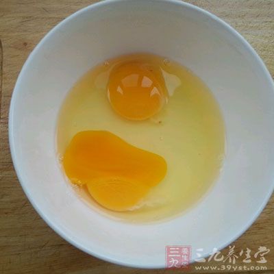 蒸南瓜的同時，將雞蛋磕入碗中