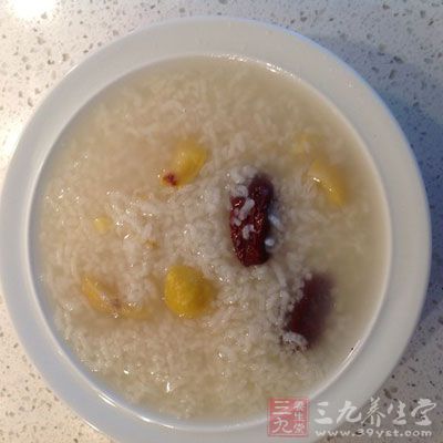 滴入幾滴食用油，下入栗子碎，放兩勺白糖，拌勻，煮五分鐘，即可出鍋