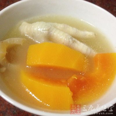 先將雞爪洗淨，去掉爪尖殼