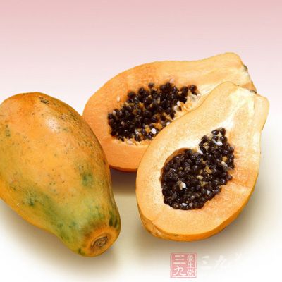 用料:番木瓜1個,鲩魚尾100克 用料:番木瓜1個,鲩魚尾100克