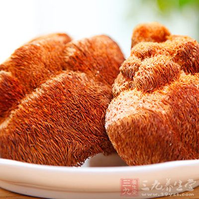 用料:猴頭菌100克,母雞1只(約750克),黃芪 用料:猴頭菌100克,母雞1只(約750克),黃芪