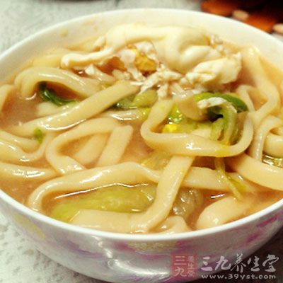 熱湯面裡含有富厚的鈉離子鹽，鈉離子可以中和胃裡的胃酸，掩護胃免受危險