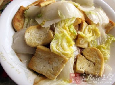 白菜炒豆腐是有名的家常菜