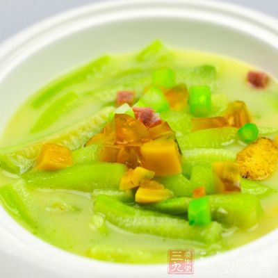 倒入幾滴油，倒入絲瓜