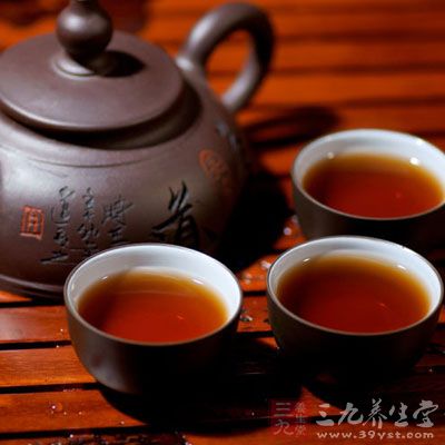 普洱茶能夠調節腸胃，使腸胃恢復正常功能，解決因便秘引起的痘痘以及口臭問題