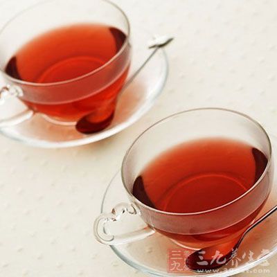 紅茶中的茶多鹼能吸附重金屬和生物鹼，並沉澱分解