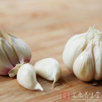 大蒜辛，溫，行滯氣，暖脾胃，消食，能夠治療飲食積滯，洩瀉，水腫脹滿