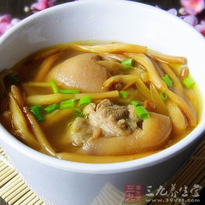 豬蹄金針菜湯