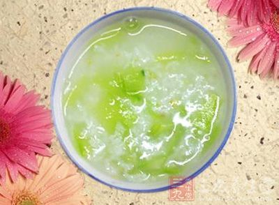 經常食用黃瓜粥，能消除雀斑、美白皮膚