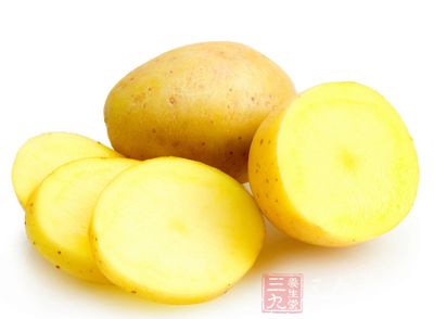 材料:土豆,雞蛋,紅干椒,蒜末,香菜 材料:土豆,雞蛋,紅干椒,蒜末,香菜
