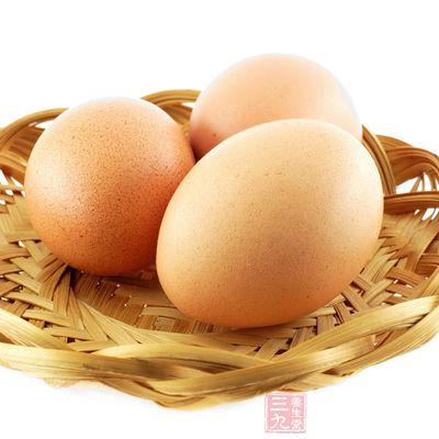 將雞蛋打散,加適量水後攪勻 將雞蛋打散,加適量水後攪勻