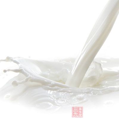 半斤牛奶，含鈣300毫克，還含有多種氨基酸、乳酸、礦物質及維生素，促進鈣的消化和吸收