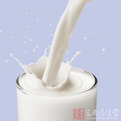 將純牛奶倒入面包桶內,然後倒入奶油 將純牛奶倒入面包桶內,然後倒入奶油