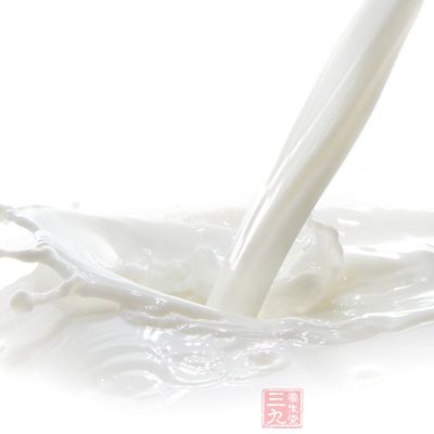 食材:鮮牛奶1升(2斤),白砂糖50克 食材:鮮牛奶1升(2斤),白砂糖50克