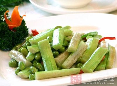 絲瓜炒毛豆是江南一帶的漢族傳統名菜