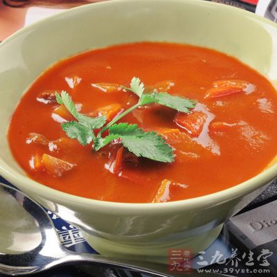 炒均勻後加入一片香葉倒入熱水加入牛肉塊