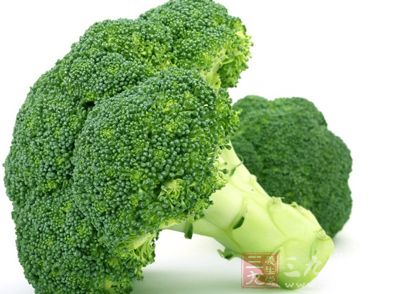 西蘭花去粗莖,分成小朵 西蘭花去粗莖,分成小朵