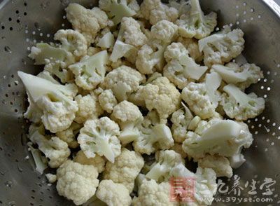 花菜掰成小朵放水裡沖洗干淨。蔥切段