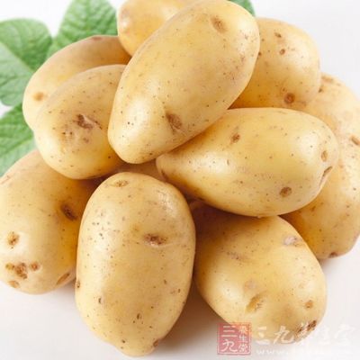 土豆切成不成形的大塊 土豆切成不成形的大塊