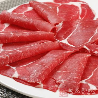 油熱後,放入牛肉片翻炒 油熱後,放入牛肉片翻炒