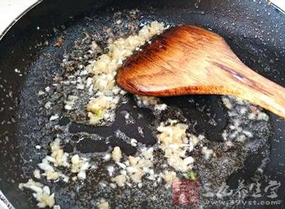 另起鍋放入食用油，爆香姜蒜