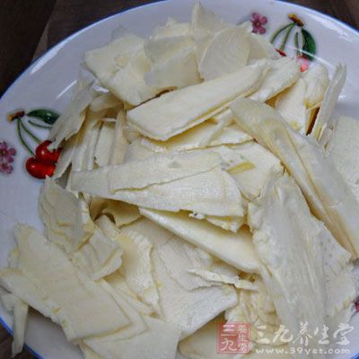 鮮竹筍切成薄片，放入開水中略煮片刻
