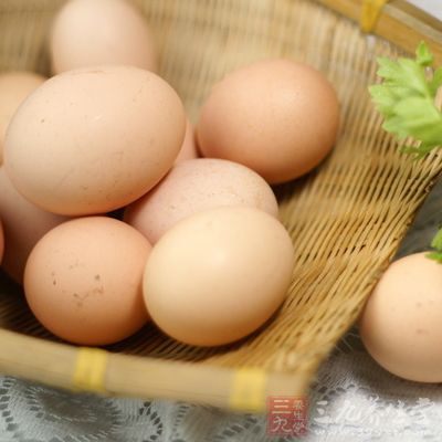 將雞蛋2-3顆,加入小量食鹽 將雞蛋2-3顆,加入小量食鹽