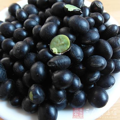 黑豆50克，黑米50克，紅花3克，紅糖適量