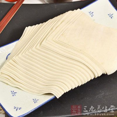 如果覺得自己做馄饨皮麻煩，可以買市售的馄饨皮