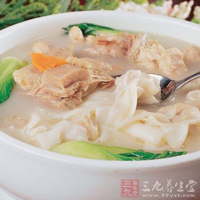 所有的馄饨包好後，將雞湯再次煮開後放入馄饨