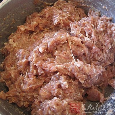 先把豬肉洗淨，剁成泥狀