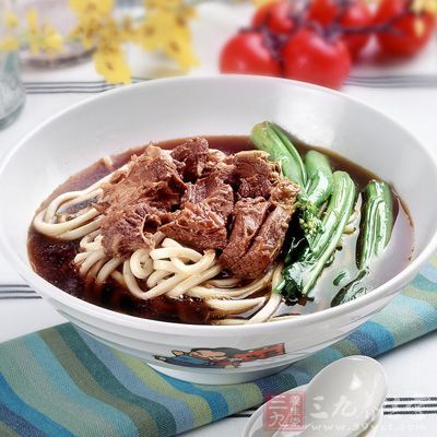 將牛肉湯、蘿卜、肉丁、浮油適量，澆在面條上即成