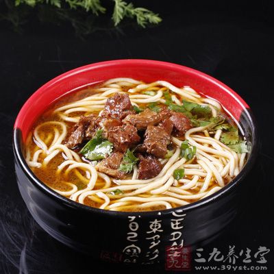 牛肉切粗塊，放入滾水中燙去血水