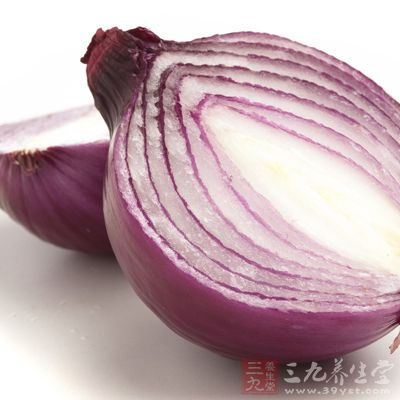 鍋裡入油,炒香姜、洋蔥、蒜 鍋裡入油,炒香姜、洋蔥、蒜