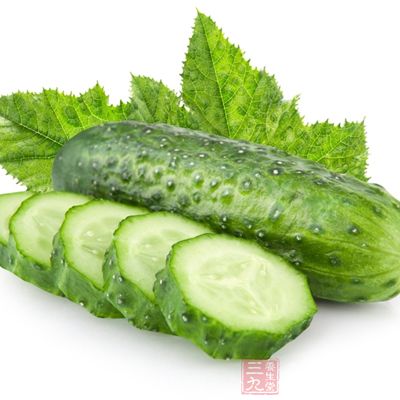 先把黃瓜切小丁 先把黃瓜切小丁