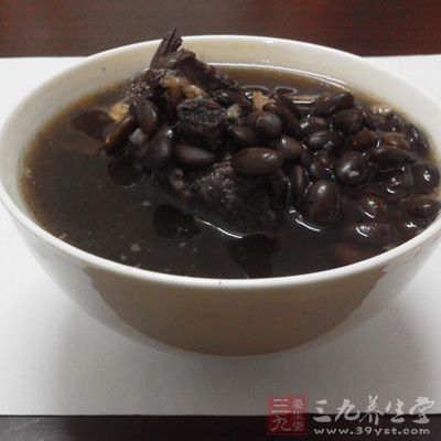 黑豆清洗干淨，用清水浸泡四個小時，或放入冰箱浸泡一夜