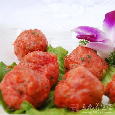 握住拳頭控制從大拇指和食指成環狀中擠出丸