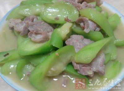 絲瓜炒肉是夏天必備的家常菜，主要原料是絲瓜、排骨肉