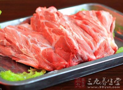 從市場上買來羊肉，切成片狀