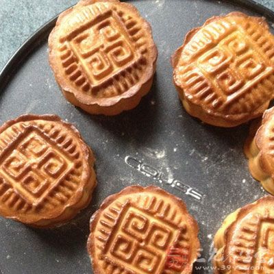 繼續用180℃烤15分鐘，看到月餅的周圍有點鼓出來的感覺