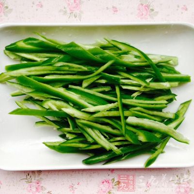 青椒摘洗干淨，切成約3毫米粗的絲